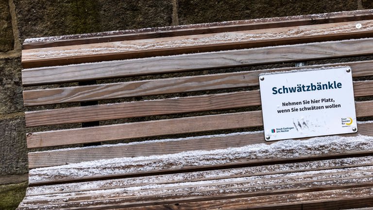 Wintertag in Esslingen am Neckar: Ein Schwätzbänkle lädt ein: "Nehmen Sie hier Platz, wenn Sie schwätzen wollen." – Einsamkeit ist ein wachsendes gesellschaftliches Problem. Unterschiedliche Projekte sollen einsamen Menschen helfen: vom Schwätzbänkle über digitale Angebote bis zu gemeinschaftlichen Wohnformen. 