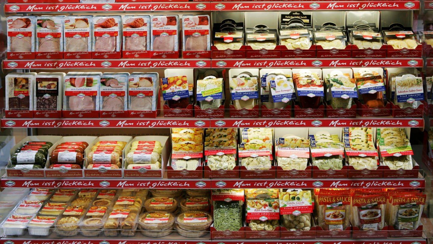 Fertiggerichte/Lebensmittel in Plastikverpackungen (Foto: picture-alliance / Reportdienste, picture alliance / imageBROKER | Jochen Tack)