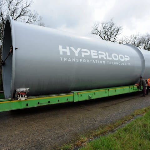 Transport einer riesigen Röhre für das Hyperloop-Projekt