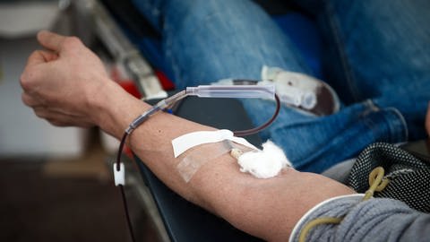Ein Mann spendet Blut, bei der Blutspende