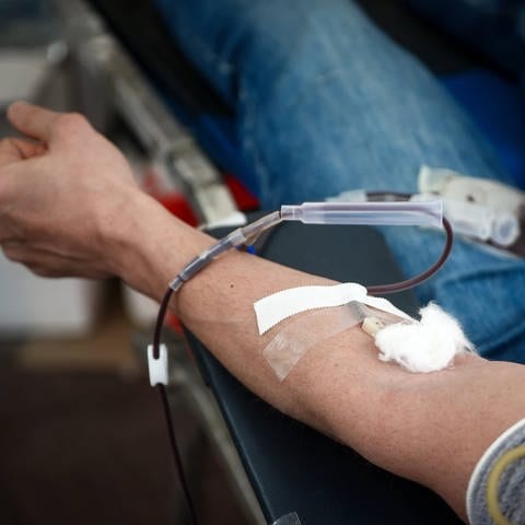 Ein Mann spendet Blut, bei der Blutspende (Foto: IMAGO, IMAGO / ANE Edition)