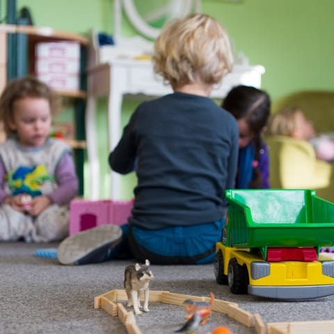 Kleine Kinder spielen auf dem Boden einer Kindertagesstätte. (Foto: picture-alliance / Reportdienste, picture alliance / Monika Skolimowska/dpa-Zentralbild/dpa | Monika Skolimowska)