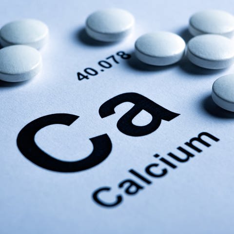 Symbol des chemischen Elements Kalzium und weiße Pillen. (Foto: IMAGO, IMAGO / Pond5)