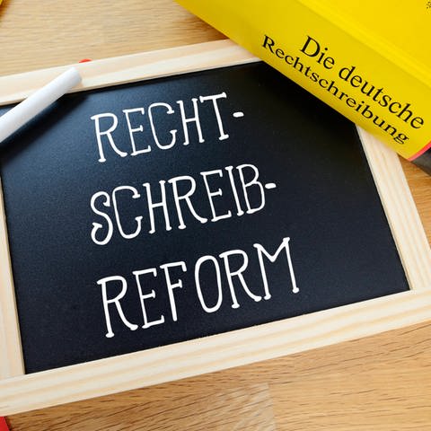 Symbolfoto zur Rechtschreibreform, kleine Tafel mit Duden. (Foto: picture-alliance / Reportdienste, picture alliance | Christian Ohde)