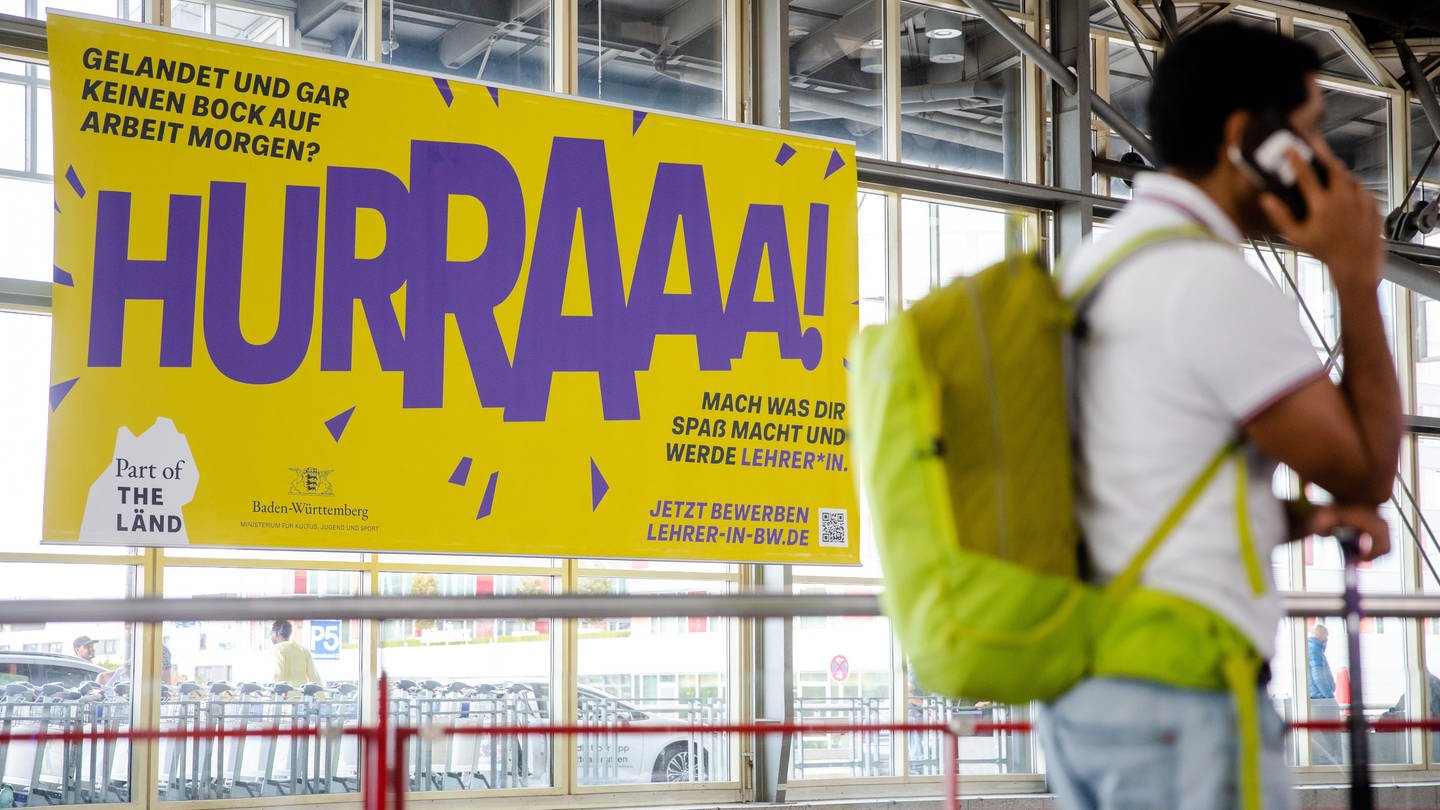 Ein Werbeplakat für den Beruf des Lehrers hängt am Flughafen in Stuttgart. (Foto: picture-alliance / Reportdienste, picture alliance/dpa | Christoph Schmidt)