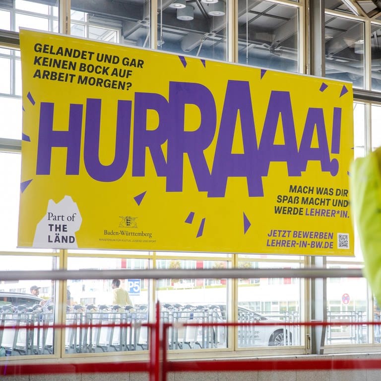 Ein Werbeplakat für den Beruf des Lehrers hängt am Flughafen in Stuttgart.  (Foto: picture-alliance / Reportdienste, picture alliance/dpa | Christoph Schmidt)
