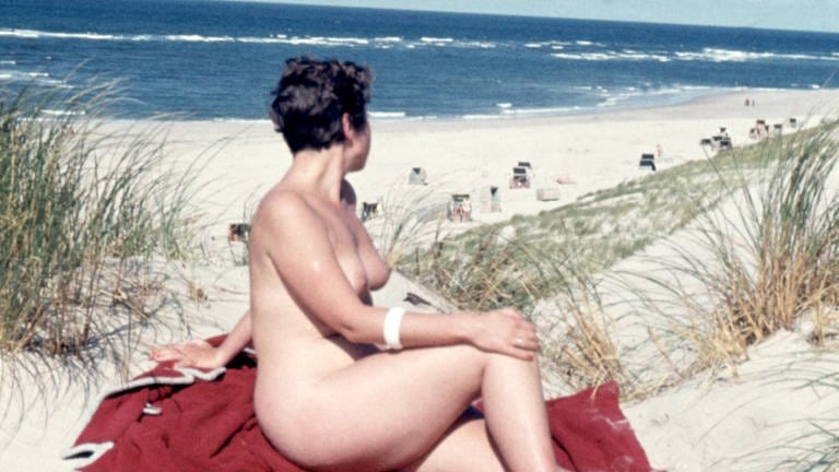 Frau am FKK-Strand an der Nordsee