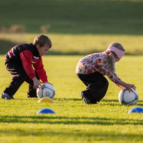 Zwei kleine Kinder beim Fussballtraining. (Foto: IMAGO, IMAGO / JOKER)