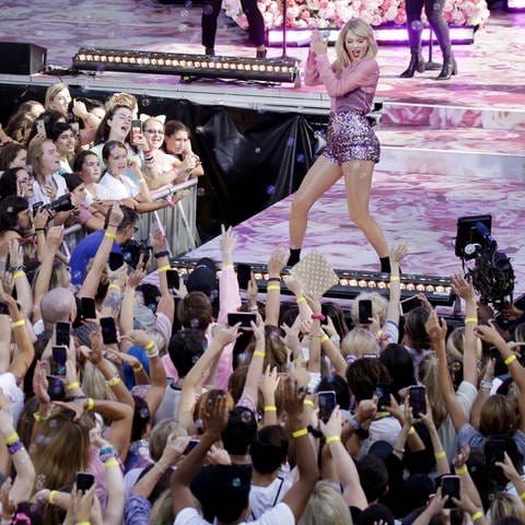 Taylor Swift auf der Bühne bei einem Konzert