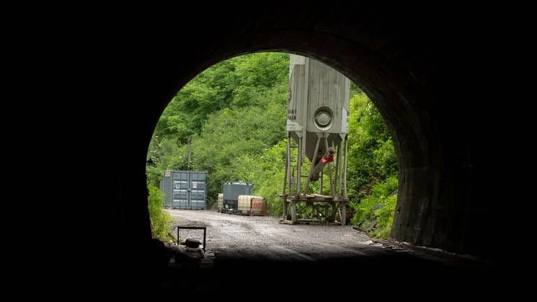 Der Eingang zu einen Tunnel der stillgelegten Hermann-Hesse Bahn zwischen Calw und Weil der Stadt. Der Tunnel Fuchsklinge wird reaktiviert. Auf der Strecke sollen 2025 wieder Züge fahren.