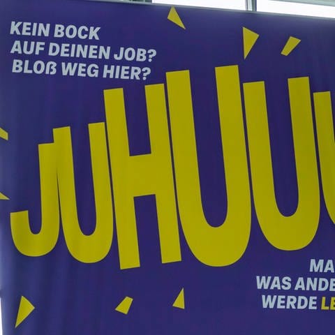 Am Flughafen Stuttgart hängt ein Werbeplakat mit provokanten Slogan für den Lehrerberuf. 
