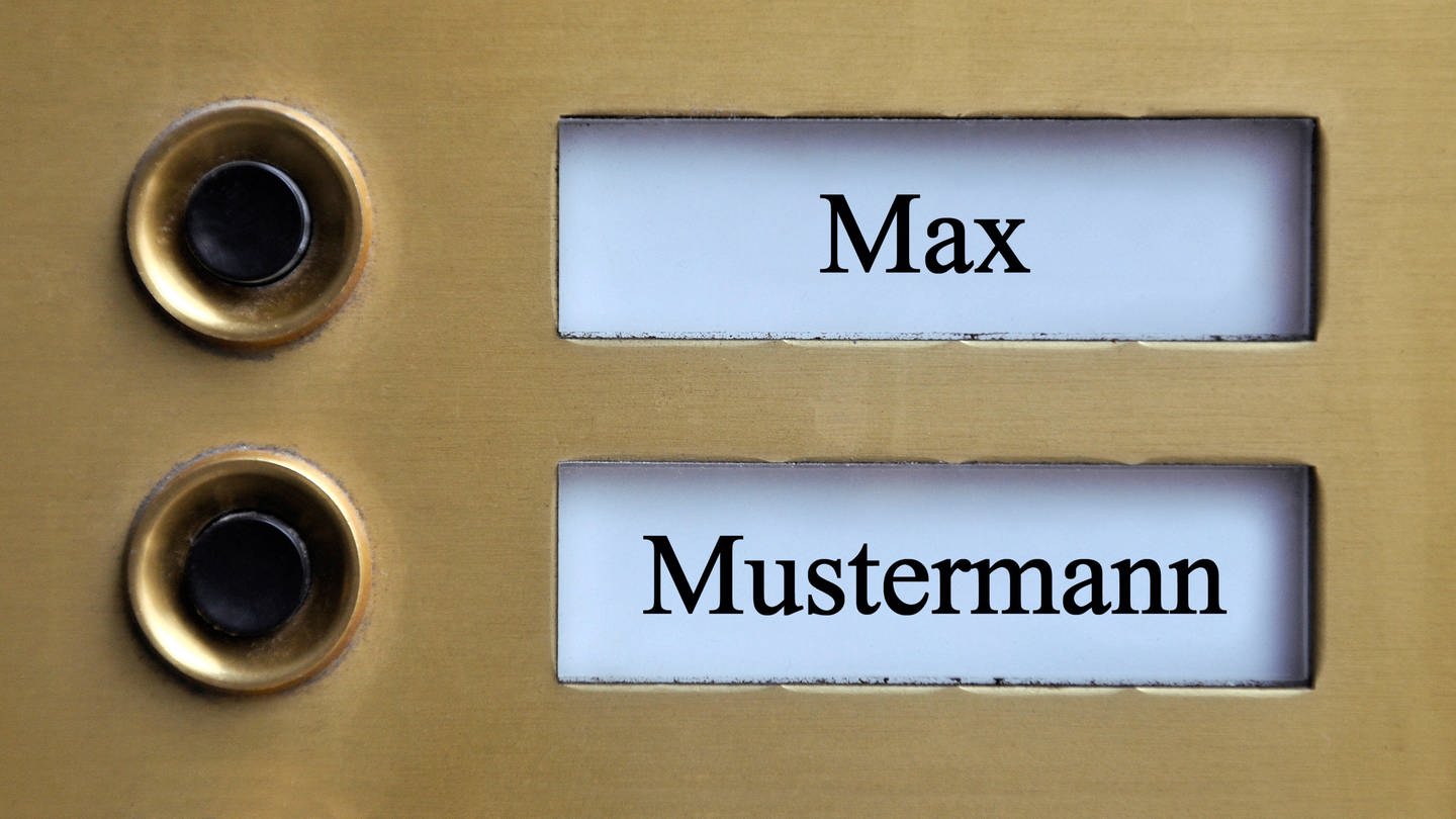 Klingelschild mit Max und Mustermann (Foto: IMAGO, /Steinach)