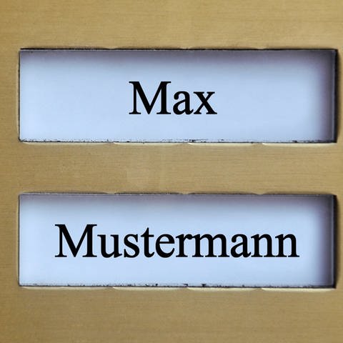 Klingelschild mit Max und Mustermann (Foto: IMAGO, /Steinach)