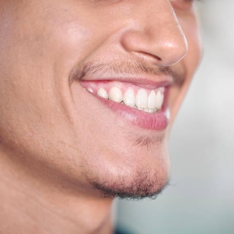 Lachender Mund eines Mannes. (Foto: IMAGO, IMAGO / Zoonar)