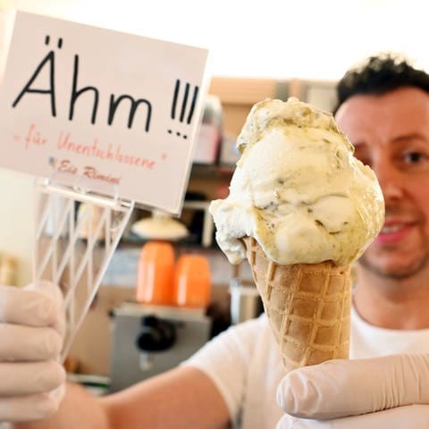 In seiner Eisdiele zeigt Alessandro Cimino ein „Ähm“-Eis. 