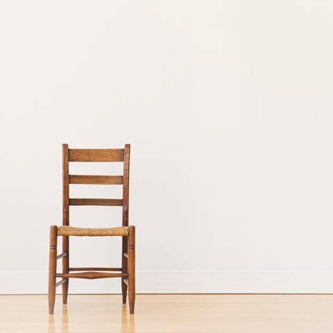 Ein einzelner Stuhl steht in einem leeren Raum. (Foto: picture-alliance / Reportdienste, picture alliance / Bildagentur-online/Tetra-Images | -)