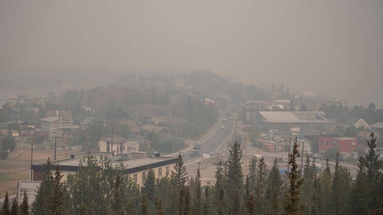 Starker Rauch von nahe gelegenen Waldbränden füllt den Himmel in Yellowknife. (Foto: picture-alliance / Reportdienste, picture alliance/dpa/Canadian Press via ZUMA Press | Angela Gzowski)