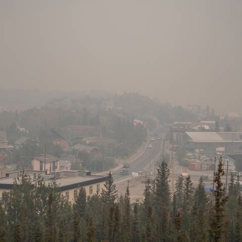 Starker Rauch von nahe gelegenen Waldbränden füllt den Himmel in Yellowknife.