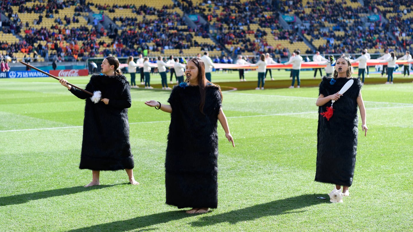 Maori-Darsteller sind vor dem Viertelfinalspiel der FIFA Frauen-Weltmeisterschaft im Stadium Neuseeland, zu sehen. (Foto: IMAGO, IMAGO / Schwörer Pressefoto)