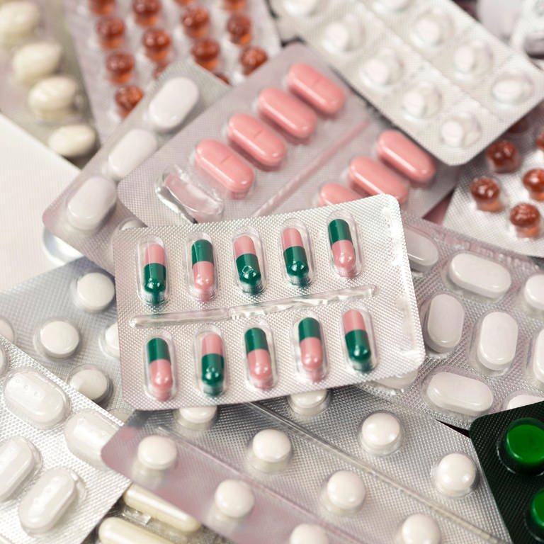 Mehrere Tablettenschachteln, symbolisch: hohe Temperaturen im Sommer können Medikamente wirkungslos machen. (Foto: IMAGO, IMAGO / imagebroker)
