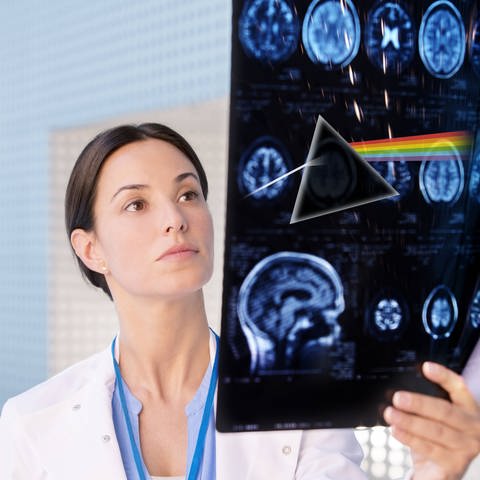 Montage: Eine Ärztin untersucht einen Gehirnscan