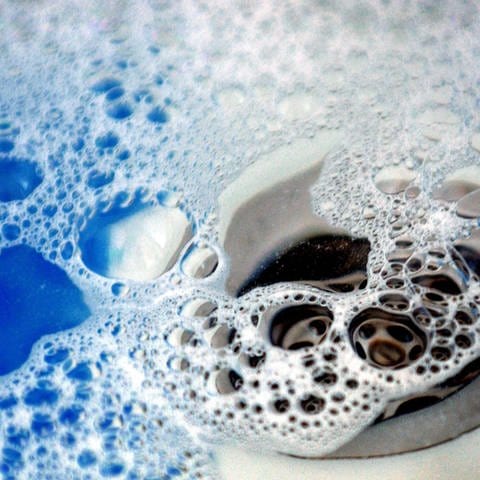 Das Foto zeigt den Abfluss in einer Dusche