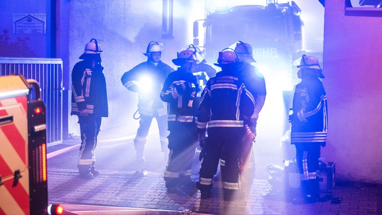 Feuerwehrleute bekämpfen einen Brand in einem Recycling-Betrieb für Batterien in Offenbach.  (Foto: picture-alliance / Reportdienste, picture alliance/dpa | Boris Roessler)