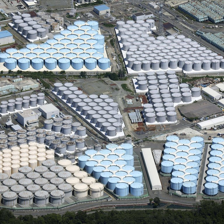 Luftaufnahme zeigt Tanks im lahmgelegten Kernkraftwerk Fukushima, in denen aufbereitetes radioaktives Wasser gelagert wird. 