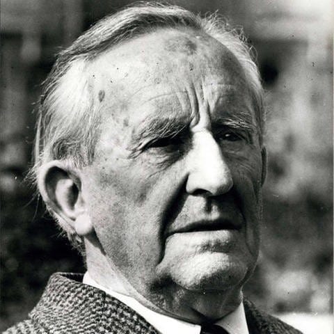 Der Autor J. R. R. Tolkien und ein Ausblick aus einer Hobbit-Behausung in Hobbingen am Drehort der Film-Trilogien "Der Herr der Ringe" und "Der Hobbit" in Hinuera, Matamata, auf der Nordinsel Neuseelands