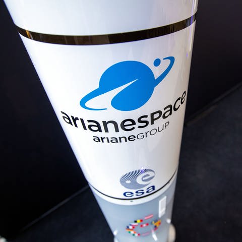 Modell der europäischen Trägerrakete Ariane 6. 2014 hatte die europäische Raumfahrtagentur ESA den Bau der neuen Rakete beschlossen. Sie soll flexibler und billiger sein als ihre Vorgänger. Doch das Projekt steckt in der Krise. Der für 2020 geplante Erststart musste mehrmals verschoben werden, die Kosten sind gestiegen.  (Foto: picture-alliance / Reportdienste, picture alliance/dpa/dpa-Zentralbild | Jens Büttner)