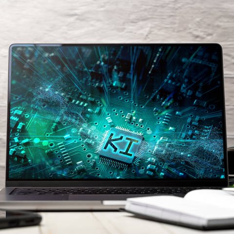 KI steht auf einem Laptop-Bildschirm: KI wird als erstes vor allem die Büroarbeit revolutionieren und Arbeitsplätze überflüssig machen. Doch wie weit kann das gehen – bis zum KI-gestützten Gerichtsprozess? (Foto: IMAGO, IMAGO / Bihlmayerfotografie)