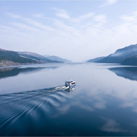Symbolbild: Ein Nessie-Tourboot überquert Loch Ness in Schottland auf der Suche nach dem Ungeheuer von Loch Ness