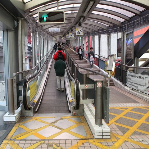 Hongkong: Die Central-Mid-Levels Escalator (Central Escalator) ist mit ueber 800 Meter die längste überdachte Rolltreppenstrasse der Welt