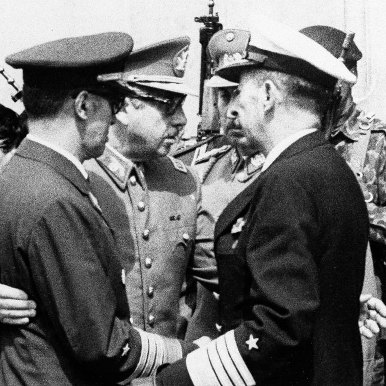 Der chilenische Junta-Präsident Augusto Pinochet (zweiter von links) mit dem Luftwaffenkommandanten Gustavo Leigh Guzman und zwei nicht identifizierten Junta-Chefs am 19. September 1973 beim ersten öffentlichen Auftritt seit dem Sturz von Präsident Salvador Allende am 11. September 1973