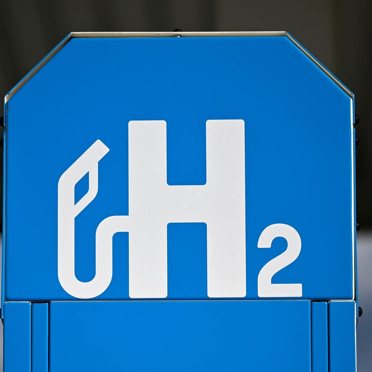 Eine Wasserstofftankstelle ist eine Tankstelle zum Betanken von Kraftfahrzeugen mit Wasserstoff.