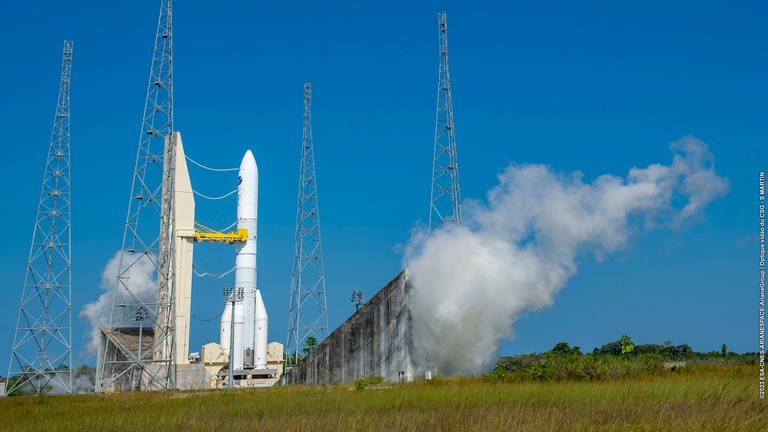 Am 5. September 2023 führten Teams der französischen Raumfahrtagentur CNES und der ArianeGroup unter der Leitung der ESA eine komplette Startsequenz der Ariane 6 auf ihrer Startrampe am europäischen Weltraumbahnhof in Französisch-Guayana durch. (Foto: ESA/ArianeGroup/CNES - Optique vidéo du CSG / S. Martin)