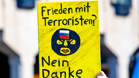 Pazifismus gilt angesichts des russischen Angriffskriegs derzeit als wenig gesellschaftsfähig. Gegendemonstration zu einer Friedensdemo in Bonn mit Schild: Frieden mit Terroristen Nein Danke (Foto: IMAGO, IMAGO/MARC JOHN)