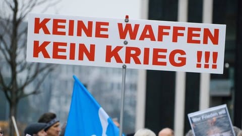 In Düsseldorf demonstrierten im Februar 2023 Pazifisten für Abrüstung, ein Kriegswaffenverbot und zugleich gegen den Rüstungskonzern Rheinmetall. (Foto: IMAGO, imago)