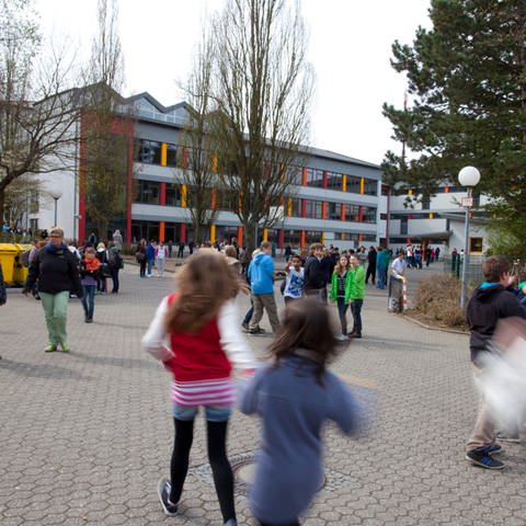 spielende Kinder auf dem Schulhof (Foto: picture-alliance / Reportdienste, picture alliance / photothek | Ute Grabowsky)
