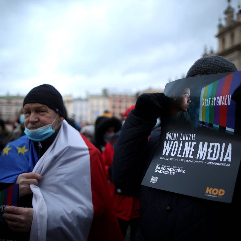 Demonstration 2021 gegen das neue Rundfunkgesetz in Polen. Auf Plakaten ist "Freie Menschen, freie Medien" zu lesen. Zehntausende Menschen gingen in mehreren polnischen Städten auf die Straße, um gegen ein neues Rundfunkgesetz in Polen zu demonstrieren, das nach Kritikern, die Pressefreiheit einzuschränken versucht.