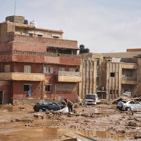 Auf diesem Bild liegen Autos und Trümmer in einer Straße in Darna, Libyen (Foto: picture-alliance / Reportdienste, picture alliance/dpa/Libysche Regierung via AP | -)