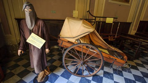 Figur von Pest-Arzt im Mittelalter, historische medizinische Ambulanz, Volterra, Toskana Italien