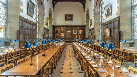 Das New College der University of Oxford wurde 1379 gegründet und verfügt auch heute noch über einen mittelalterlichen Speisesaal