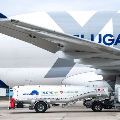 Am Flughafen wird ein Airbus mit dem nachhaltigem Kraftstoff «Sustainable Aviation Fuel» (SAF) befüllt.  (Foto: picture-alliance / Reportdienste, picture alliance/dpa | Sina Schuldt)