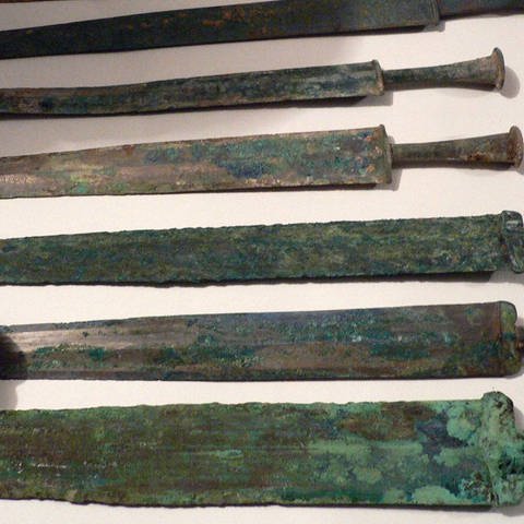 Bronzeschwerter aus der Kriegsperiode zwischen 475 und 221 v.Chr. von der Ausgrabungsstätte mit Gräbern von 770 v.Chr. bis 1911 n.Chr. in Hohot - Archivfoto