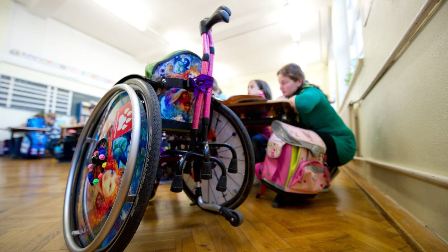 Symbolbild für Inklusion an der Schule: Ein Rollstuhl steht im Klassenzimmer. (Foto: picture-alliance / Reportdienste, picture alliance / dpa | Inga Kjer)