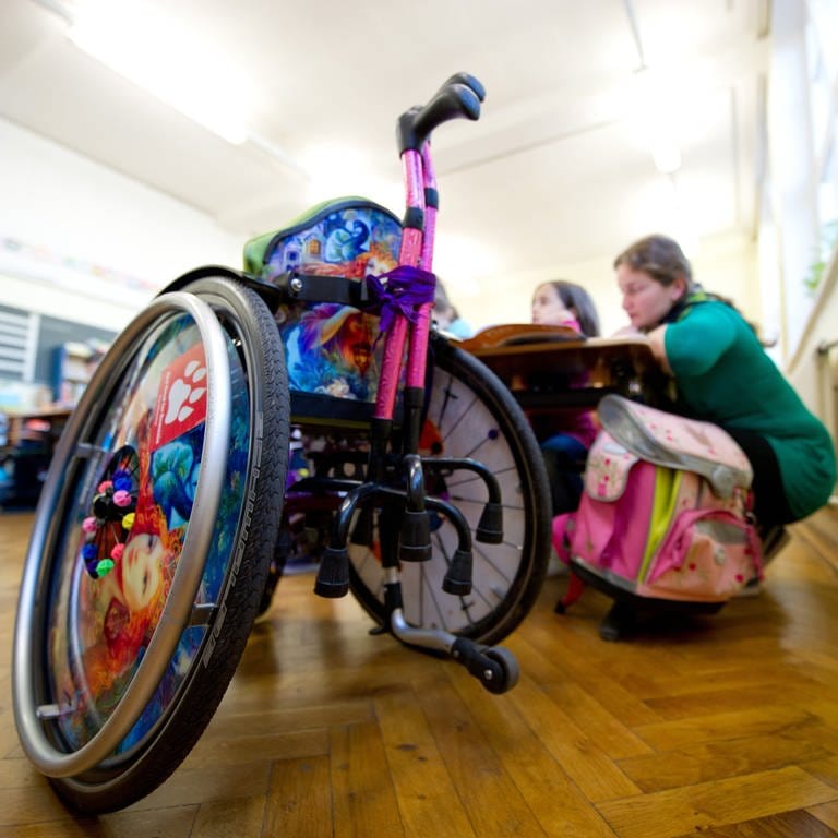 Symbolbild für Inklusion an der Schule: Ein Rollstuhl steht im Klassenzimmer.   (Foto: picture-alliance / Reportdienste, picture alliance / dpa | Inga Kjer)