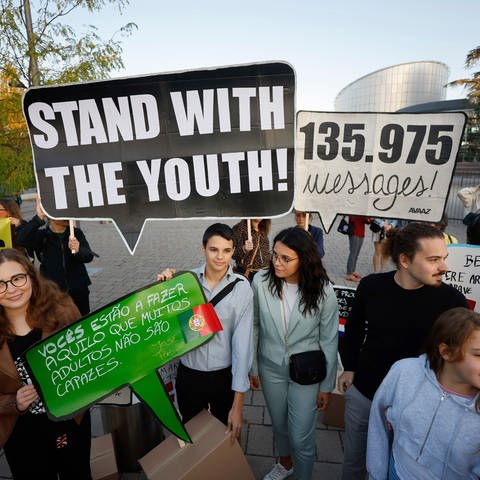 Sechs Jugendliche aus Portugal protestieren vor dem Europäischen Gerichtshof für Menschenrechte.  (Foto: picture-alliance / Reportdienste, picture alliance/dpa/AP | Jean-Francois Badias)