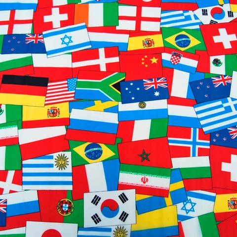 Viele internationale Fahnen, Flaggen.