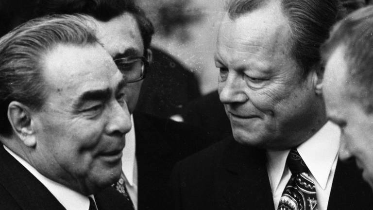 Der Besuch des sowjetischen Staats- und Parteichefs Leonid Breschnew (links) in Bonn vom 18. bis 22.5.1973 war ein Schritt zur Entspannung des Ost-Westverhältnisses von Willy Brandt (rechts neben Breschnew).  (Foto: IMAGO, IMAGO / Klaus Rose)